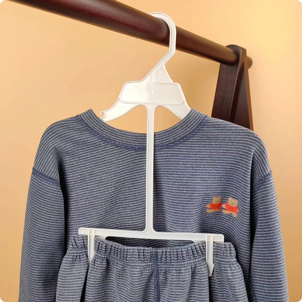Baby Clothing Onesies - 10 perchas de plástico para ropa